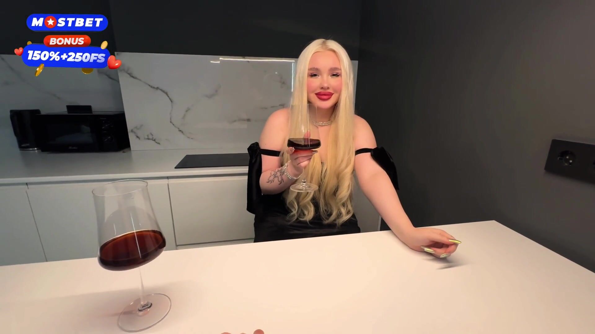 Порно с жопастой русской соседкой на День рождения